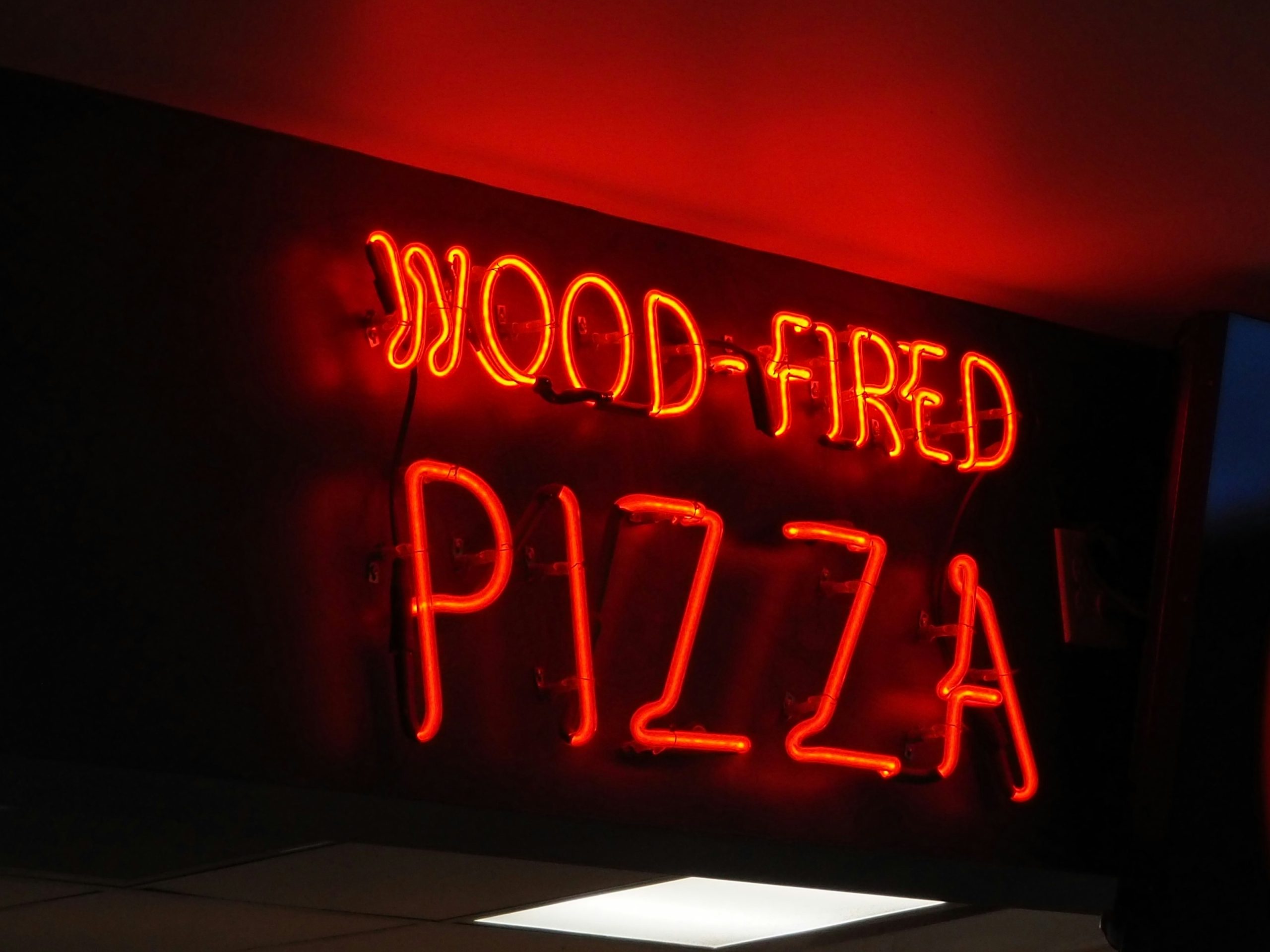 Wood-fired pizza sign neon light.