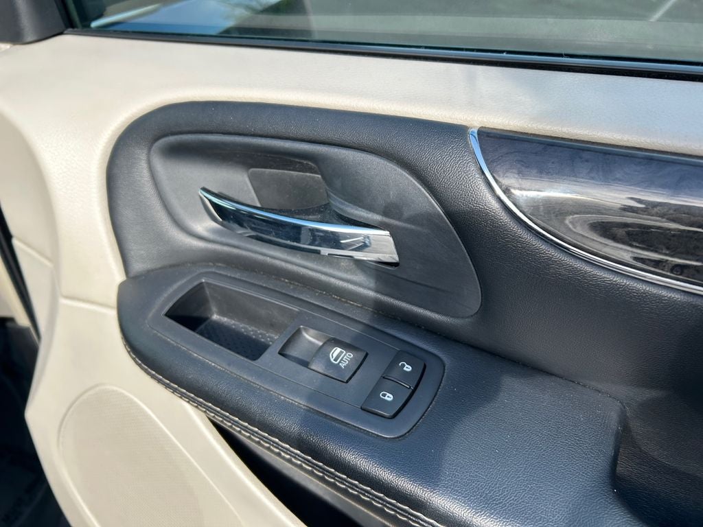 2016 Chrysler Town & Country Touring