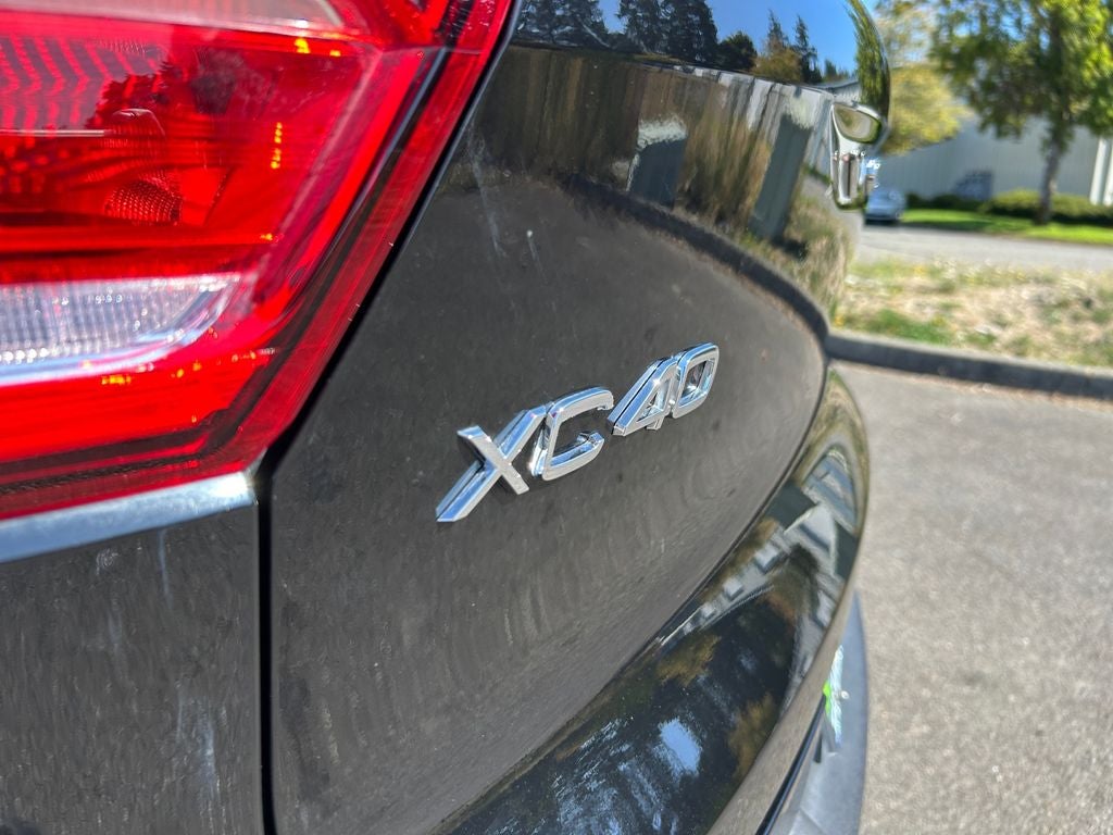 2023 Volvo XC40 B5 Plus Bright Theme