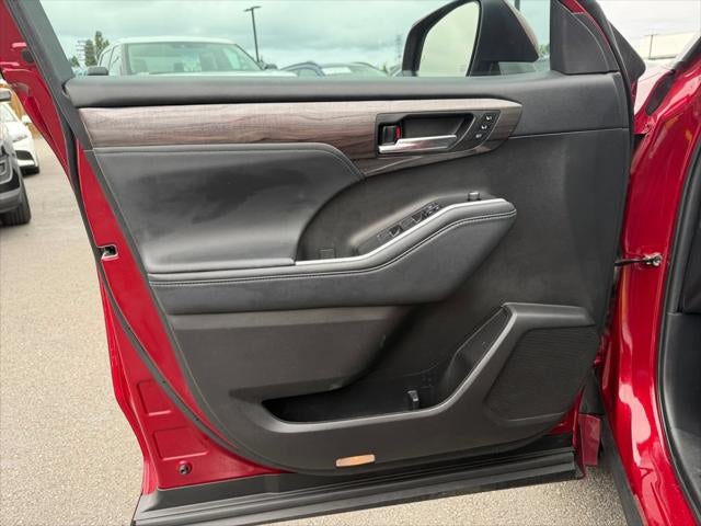2022 Toyota Highlander Hybrid Platinum