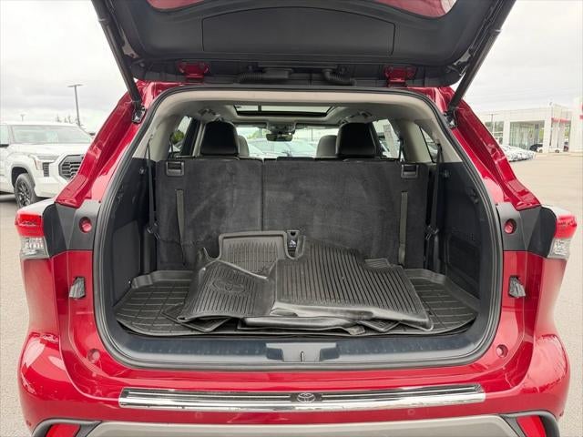 2022 Toyota Highlander Hybrid Platinum