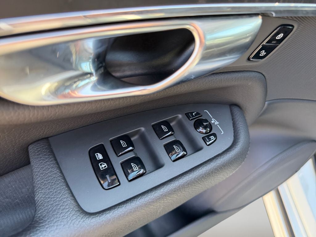 2020 Volvo XC90 T6 Momentum