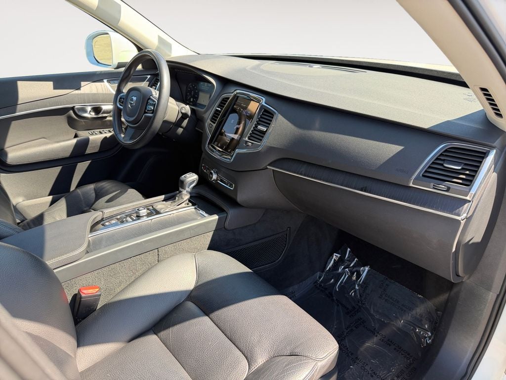 2020 Volvo XC90 T6 Momentum