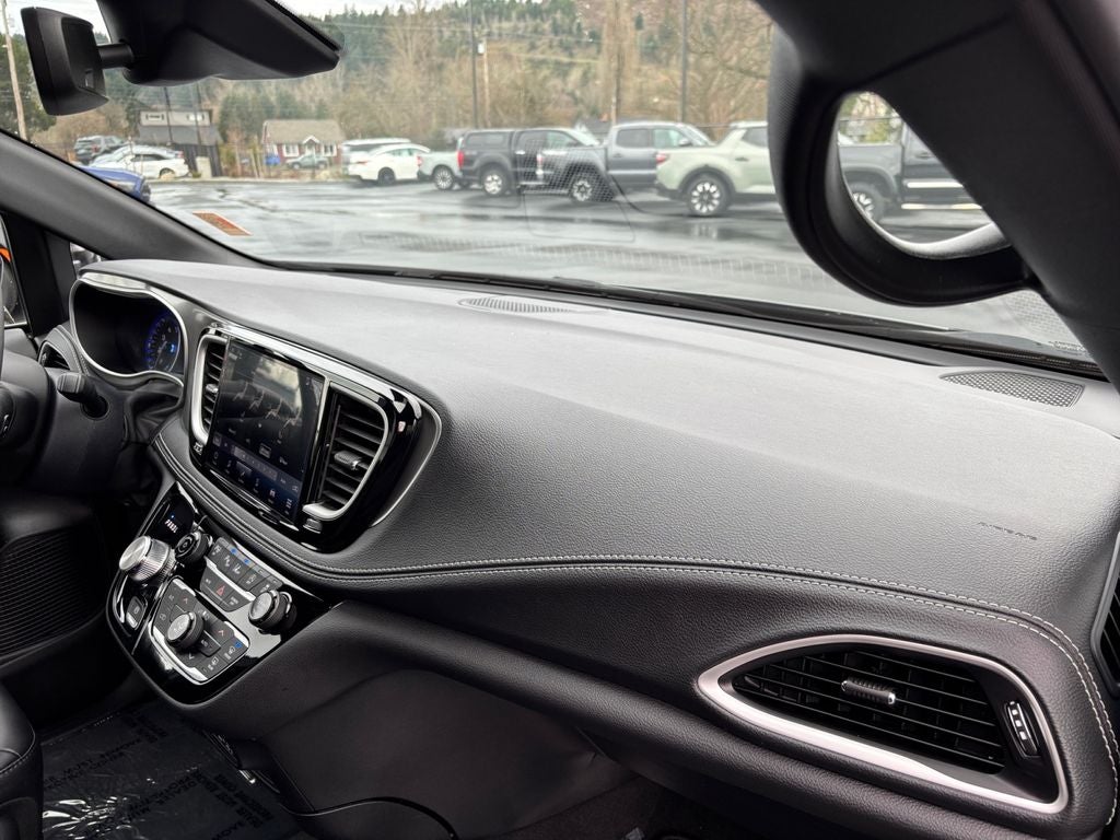 2025 Chrysler Pacifica Select